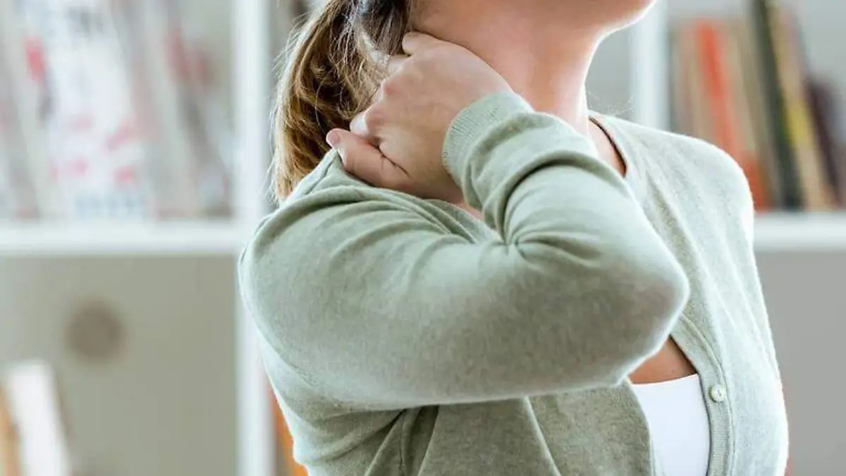 mujer dolor de cuello